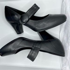 Clarks Bendables Brynn Mare Mary Jane
Button Heel Heel